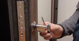 Wer baut neue Türschlösser ein?